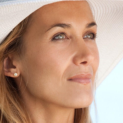 femme-en-maillot-et-chapeau-blanc